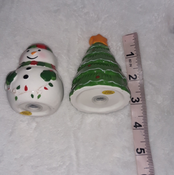 Boston Warehouses - Christmas Tree & Snowman Ceramic Salt & Pepper Shaker Set - Picture 4 of 5